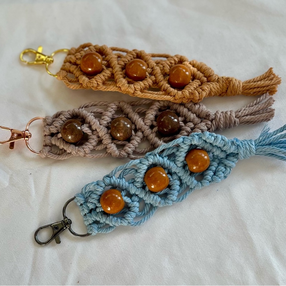 Multi colored macrame keychains - Picture 4 of 4